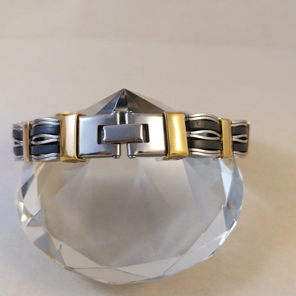 Elegant Two-Tone Men's Bracelet - Picture 4 of 10